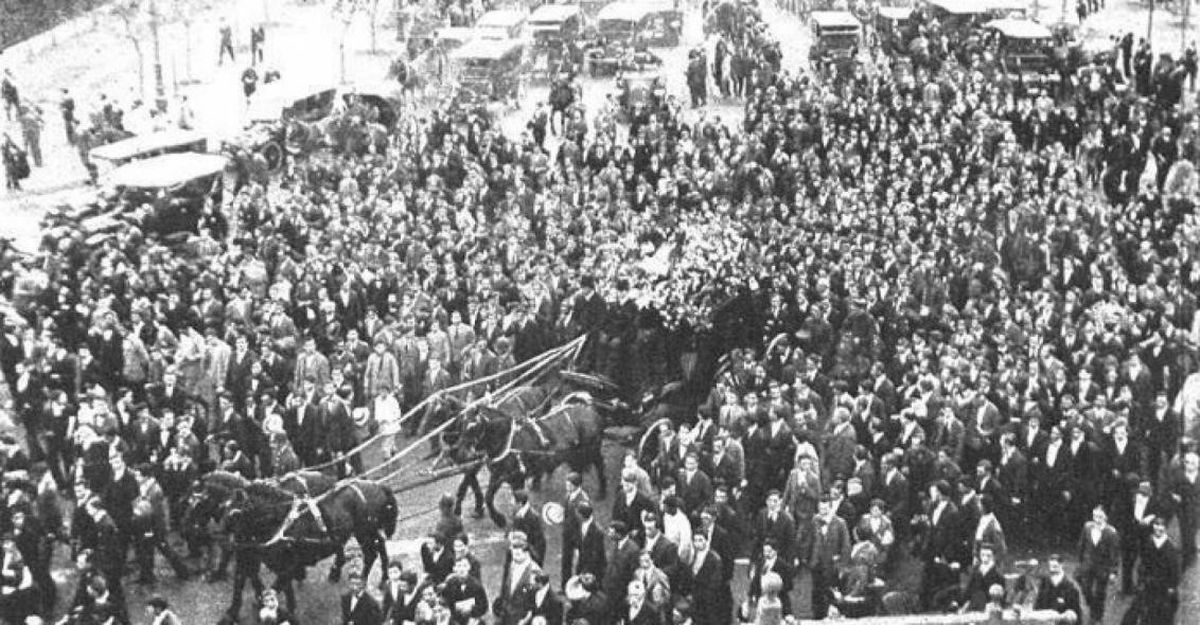 Tras haber sido velado en la Sociedad Sportiva Argentina, en Palermo, el multitudinario cortejo fúnebre de Jorge Newbery marcha sobre la avenida Alvear rumbo al cementerio del Norte (actual de la Recoleta), donde fue inhumado el miércoles 4 de marzo de 1914. Tras haber sido velado en la Sociedad Sportiva Argentina, en Palermo, el multitudinario cortejo fúnebre de Jorge Newbery marcha sobre la avenida Alvear rumbo al cementerio del Norte (actual de la Recoleta), donde fue inhumado el miércoles 4 de marzo de 1914.