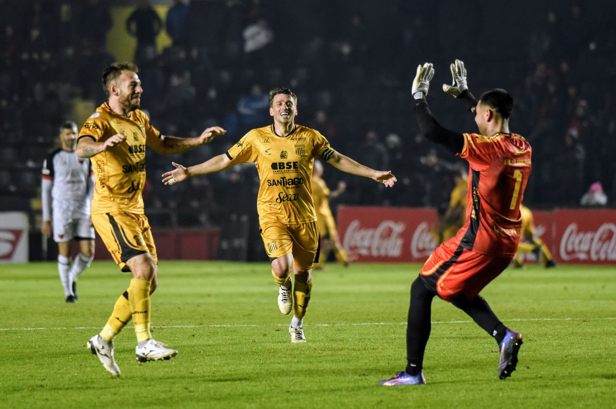 El festejo de los jugadores de Mitre, previo a la bataola. El festejo de los jugadores de Mitre, previo a la bataola.
