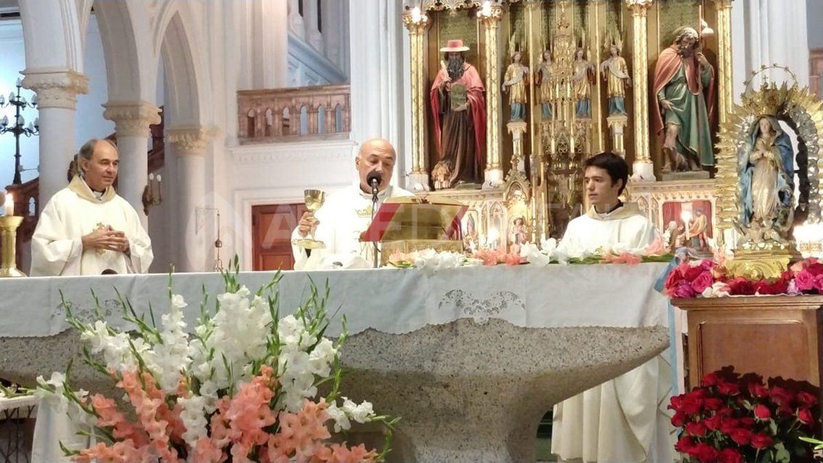 Monse&ntilde;or Sergio Fenoy durante la consagraci&oacute;n del pan y el vino en la misa de Guadalupe.