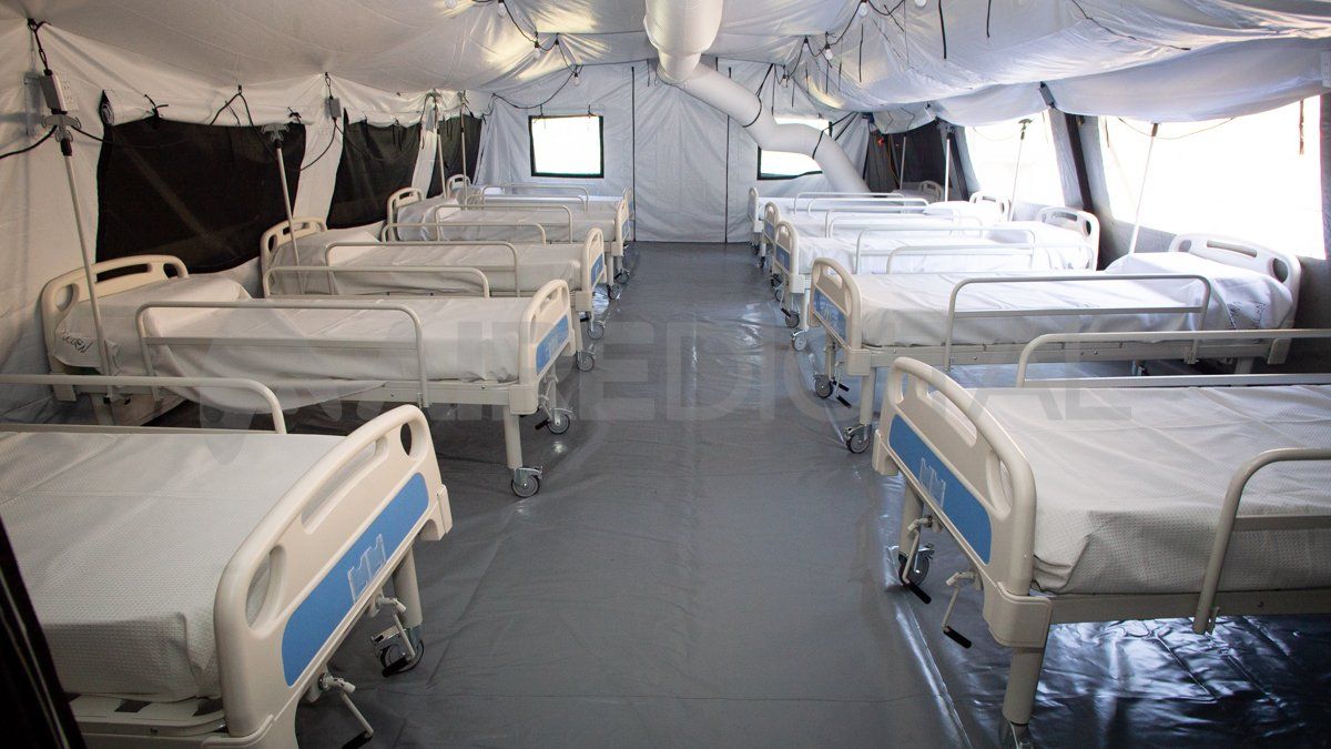 Diez de las 30 camas con las que cuenta el hospital de campaña.