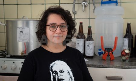 Belén habló con AIRE y contó que, junto a Camila, empezaron a producir cerveza artesanal en el 2018, como hobby. Ahora, tienen un emprendimiento. Belén habló con AIRE y contó que, junto a Camila, empezaron a producir cerveza artesanal en el 2018, como hobby. Ahora, tienen un emprendimiento.