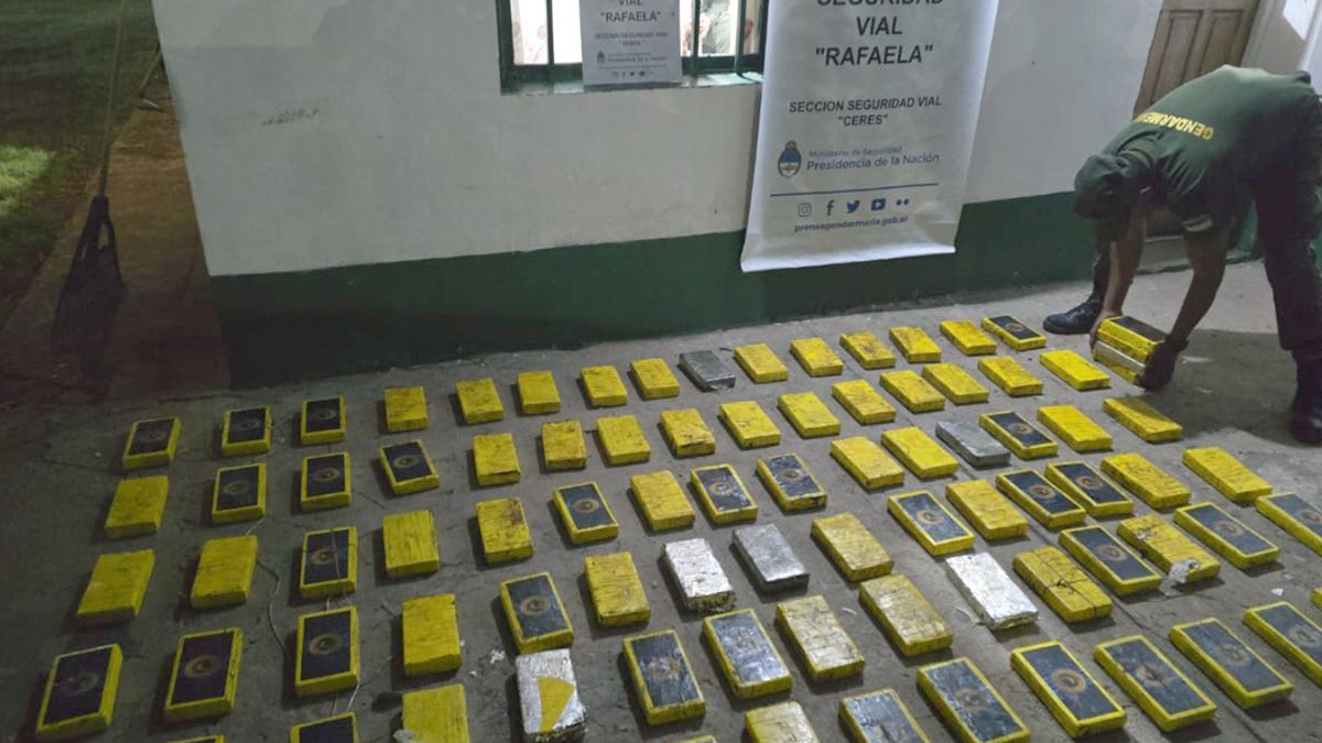 El conteo de la cantidad de bloques con cocaína se hizo en sede de la Sección Vial de Gendarmería. 