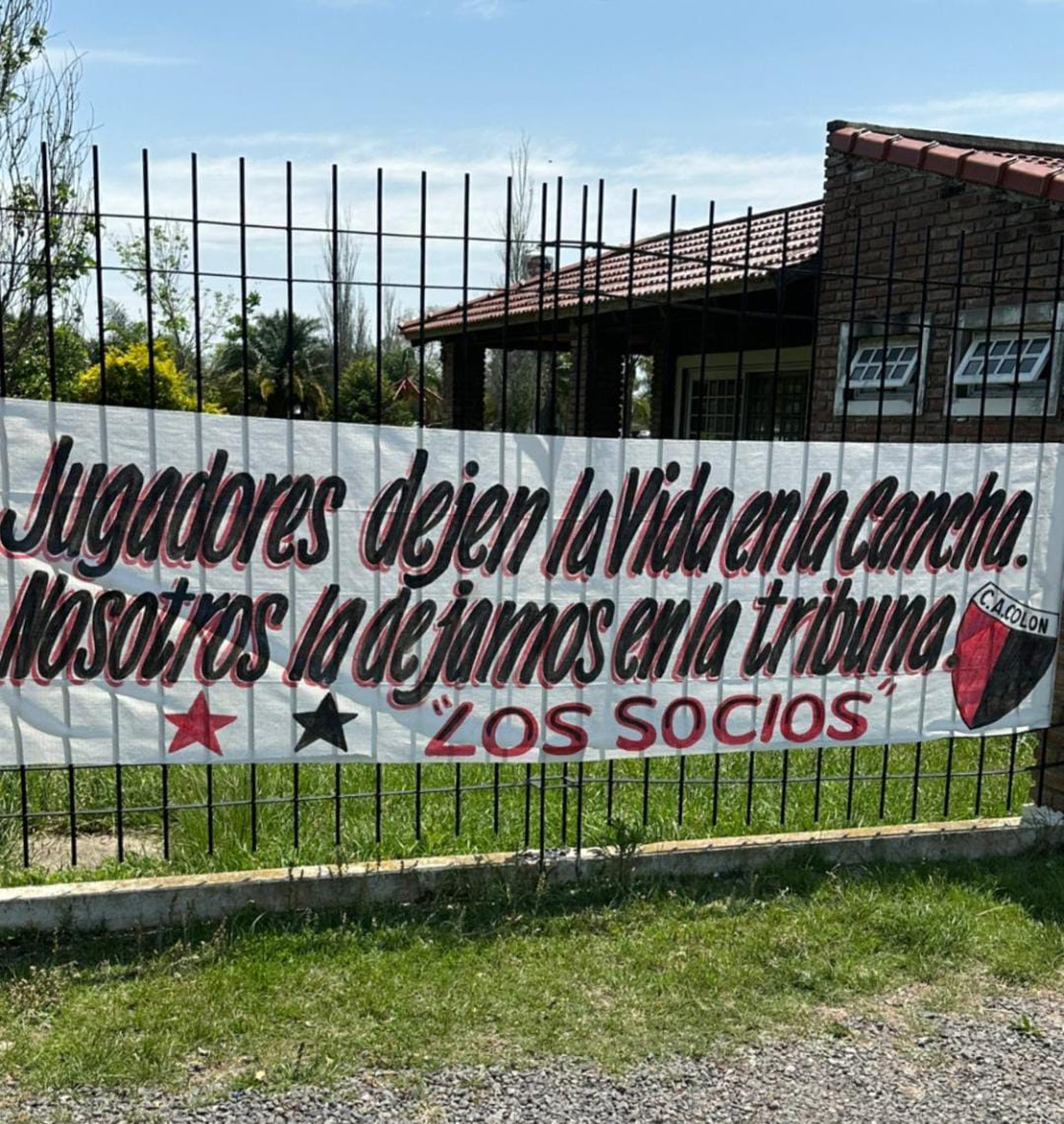 La bandera en el predio de Colón que dejaron socios del club. La bandera en el predio de Colón que dejaron socios del club.