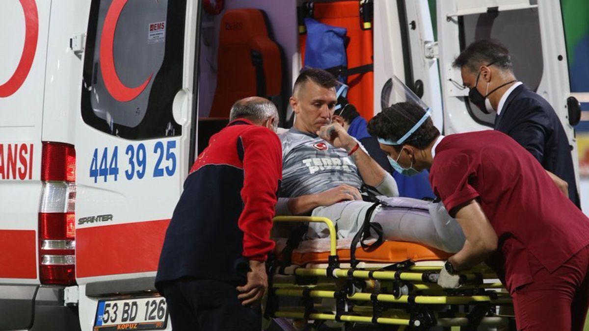 El arquero uruguayo sufrió la fractura de tibi y peroné durante un partido de la liga turca.