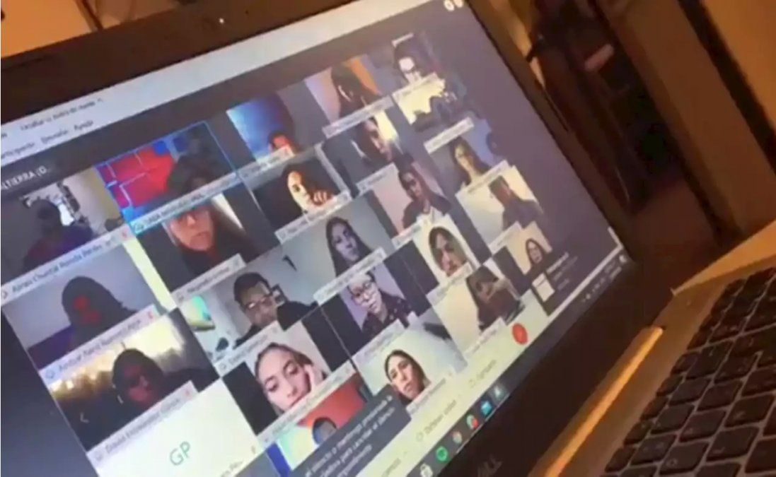 La profesora le consultó rápidamente y generó todo tipo de opiniones en las redes sociales.