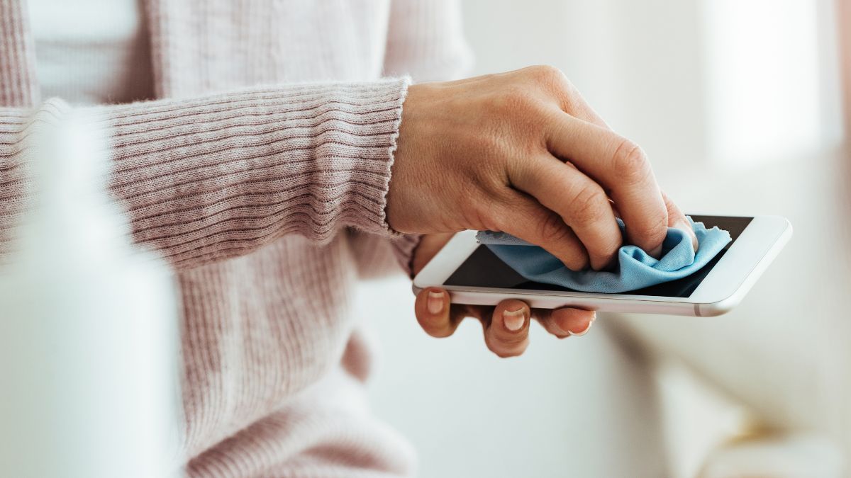 ¿Cada cuánto hay que limpiar el celular para evitar los gérmenes? (Foto: Freepik).
