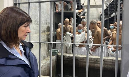 Patricia Bullrich recorrió la cárcel de El Salvador. Patricia Bullrich recorrió la cárcel de El Salvador.