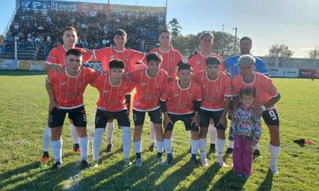 Huracán de Villa Ocampo goleó y está en la segunda fase de la Copa Santa Fe de Fútbol. Foot: Daniel Ojeda. Huracán de Villa Ocampo goleó y está en la segunda fase de la Copa Santa Fe de Fútbol. Foot: Daniel Ojeda.