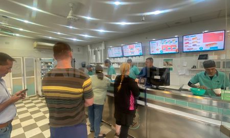 Éxito total en la Noche de las Heladerías: largas colas para comprar en todos los locales adheridos. Éxito total en la Noche de las Heladerías: largas colas para comprar en todos los locales adheridos.