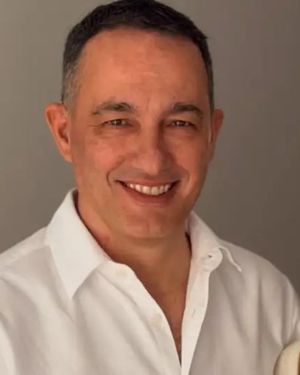 El periodista deportivo Fernando Carlos se casó con Verónica y mostró la libreta roja en sus redes sociales. El periodista deportivo Fernando Carlos se casó con Verónica y mostró la libreta roja en sus redes sociales.