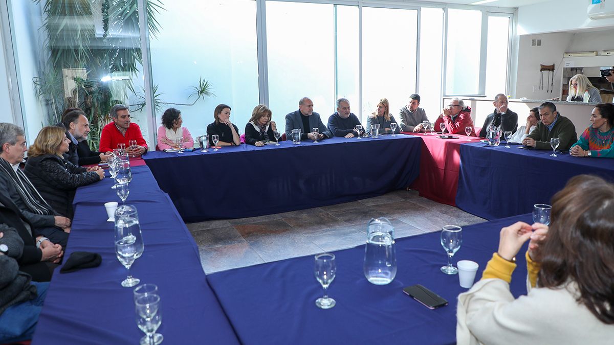 Luego de una campaña atomizada, la idea prioritaria en el PJ santafesino es dar señales de unidad hacia adentro y hacia afuera. Luego de una campaña atomizada, la idea prioritaria en el PJ santafesino es dar señales de unidad hacia adentro y hacia afuera.