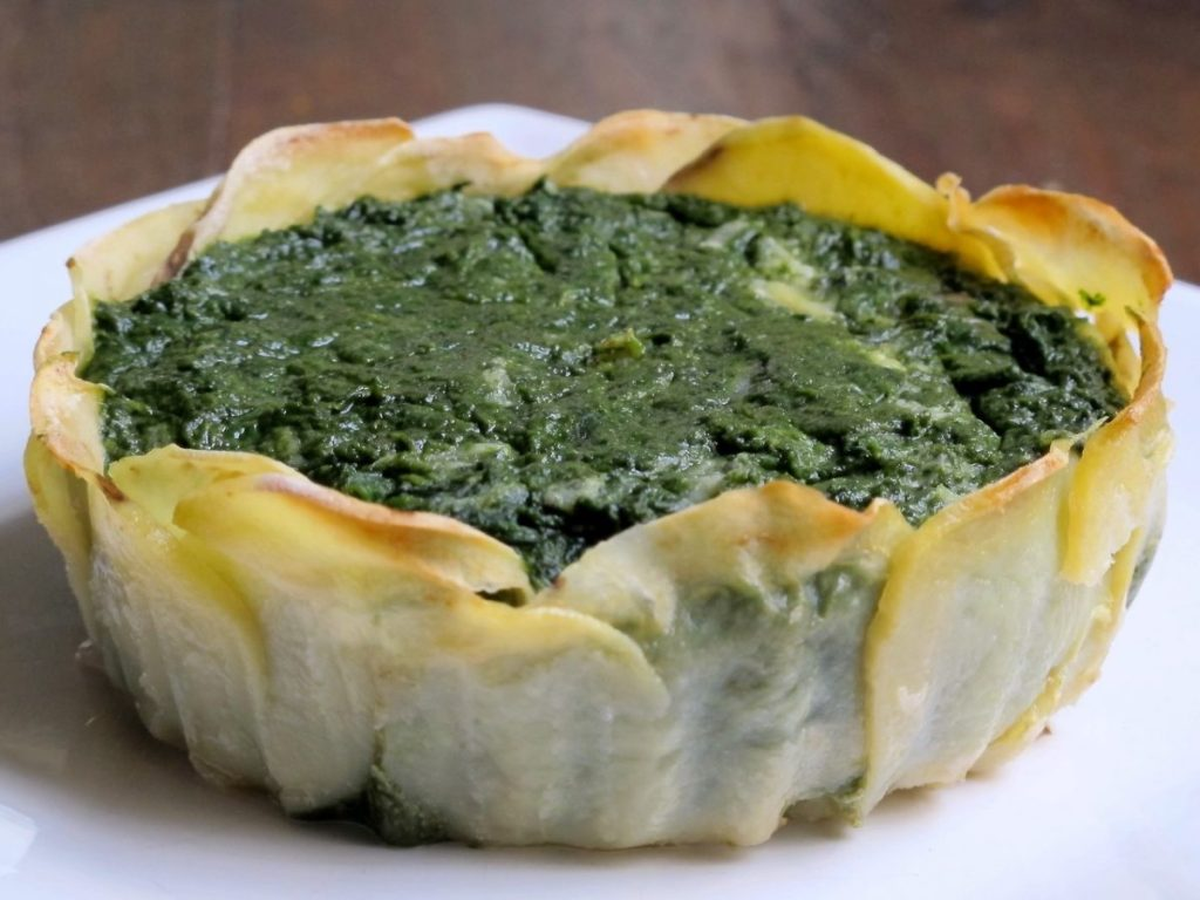 La tarteleta de espinacas sin TACC lleva una base de papa. La tarteleta de espinacas sin TACC lleva una base de papa.