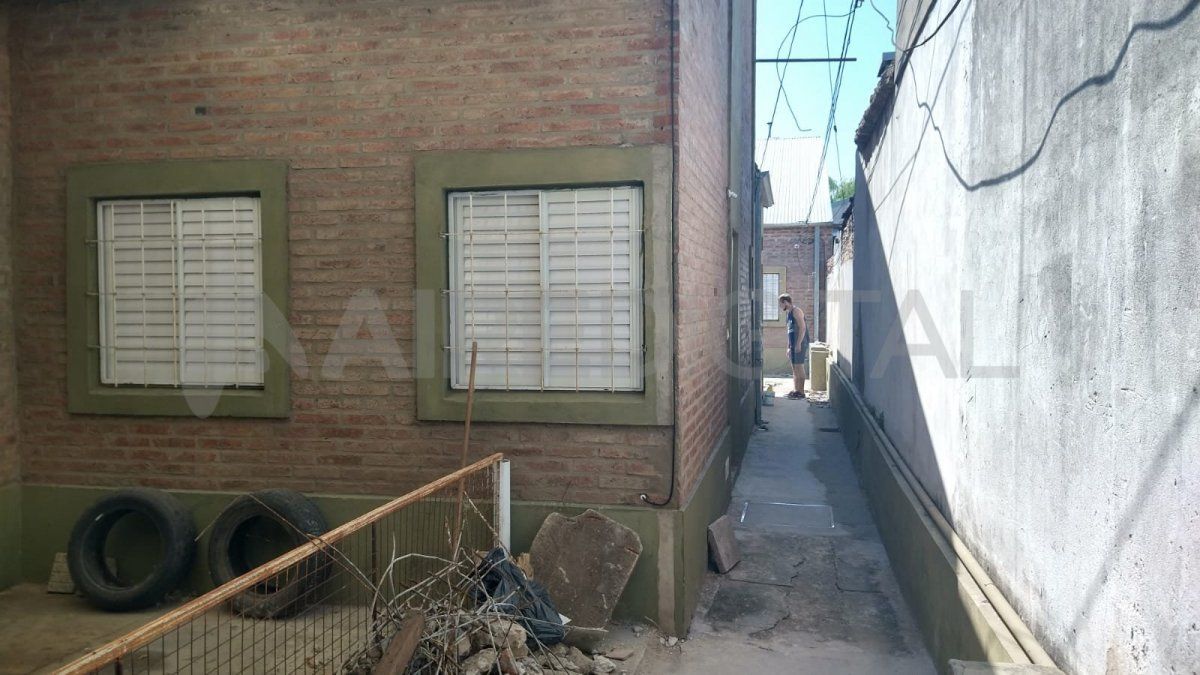 Varias familias residen en los departamentos que se ubican dentro del mismo pasillo y tuvieron que mudarse hasta que los restos sean retirados. (Barrio Centenario - Santa Fe)