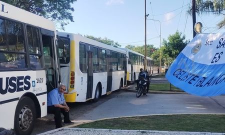 Desde la medianoche, varias unidades bloquean el ingreso a la empresa Autobuses Santa Fe. Desde la medianoche, varias unidades bloquean el ingreso a la empresa Autobuses Santa Fe.