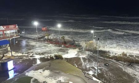 La Ruta 288 permanece bloqueada por el agua en las cercanías de Necochea, donde las ráfagas de viento huracanado causaron daños estructurales en viviendas. La Ruta 288 permanece bloqueada por el agua en las cercanías de Necochea, donde las ráfagas de viento huracanado causaron daños estructurales en viviendas.