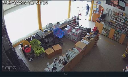 El delincuente logró llevarse tres teléfonos celulares, un set de maquillaje y una campera. En total, el robo duró siete minutos. El delincuente logró llevarse tres teléfonos celulares, un set de maquillaje y una campera. En total, el robo duró siete minutos.