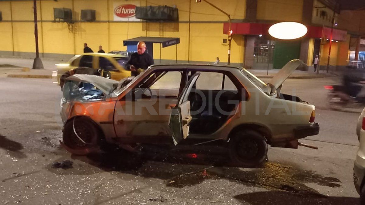 El Renault 18 trasladaba a una familia compuesta por un hombre, una mujer, y dos menores de edad.