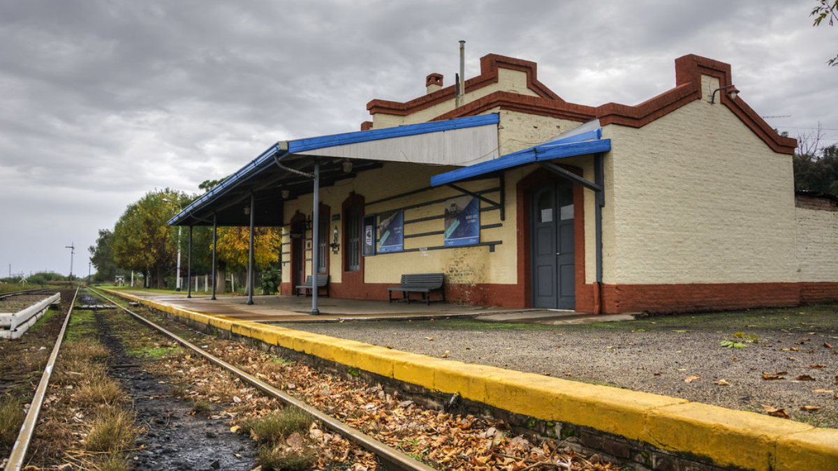 Mechita es un curioso pueblo ferroviario escondido y quedado en el tiempo.