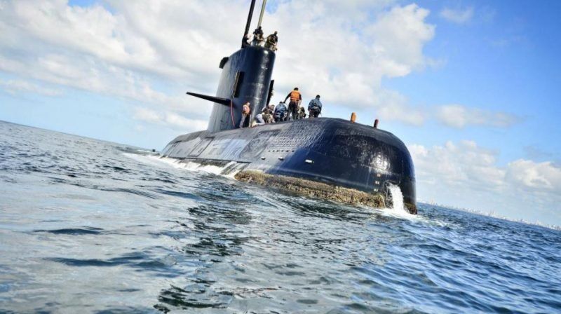 Un uniforme y un overol: las imágenes que proyectaron del ARA San Juan