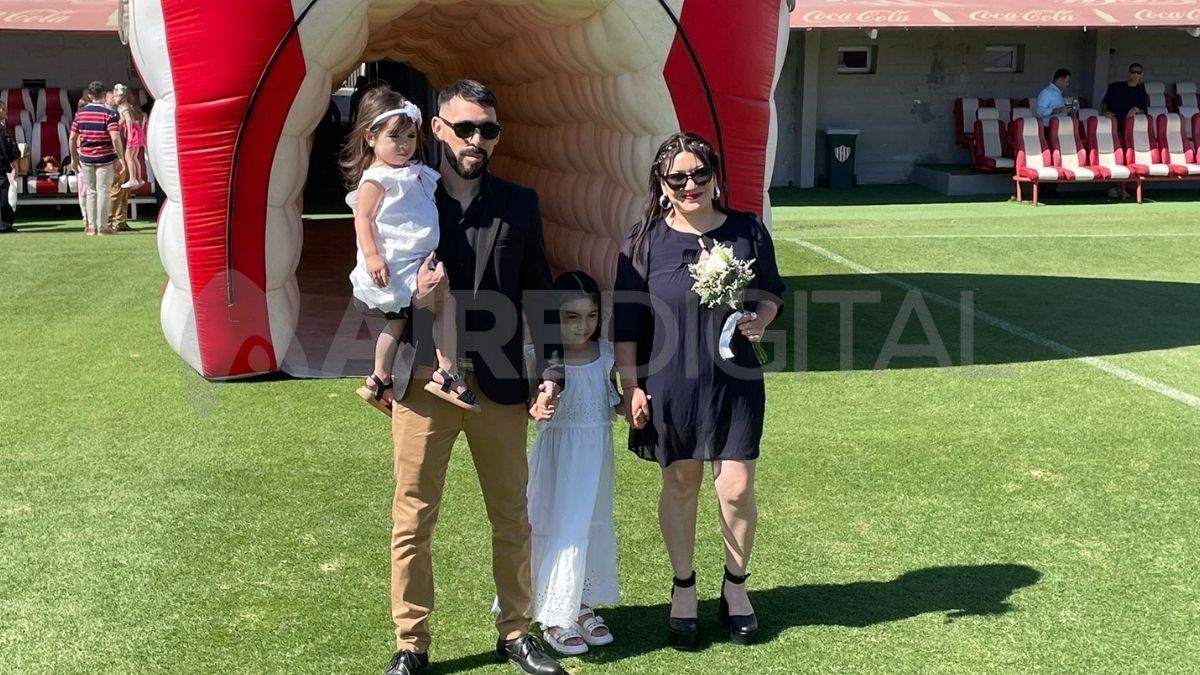 Tres parejas cumplieron el sueño del hincha de Unión y se casaron en el "15 de Abril". Tres parejas cumplieron el sueño del hincha de Unión y se casaron en el "15 de Abril".