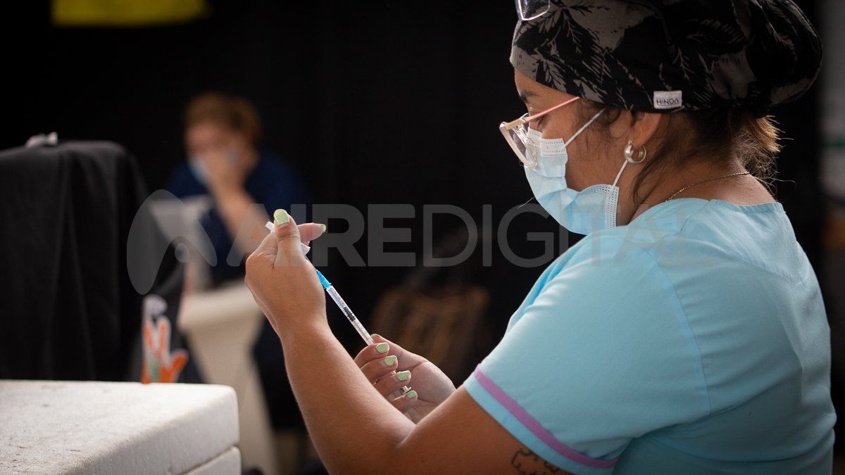  El análisis de los parámetros sanitarios fue fundamental para confirmar la medida que ya se aplica en las provincias de Buenos Aires y Río Negro. Con un promedio de cuarenta casos diarios, sin personas internadas por covid en terapia intensiva, una positividad de contagios que ronda el 4% y el 87% de vacunación covid.