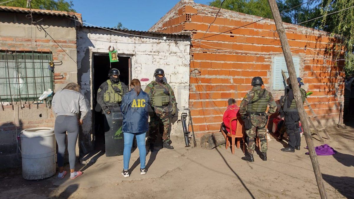 Trasladaron a tres hombres y a una mujer en calidad de detenidos y a un hombre en estado de libertad.