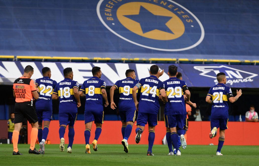 Todos los jugadores del xeneize jugaron con la inscripción Maradona en sus espaldas.