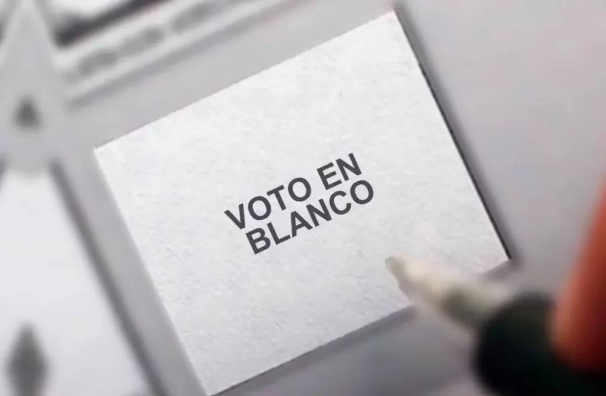 Votos en blanco: aquellos sobres vacíos o con papel de cualquier color, sin inscripciones ni imágenes. Votos en blanco: aquellos sobres vacíos o con papel de cualquier color, sin inscripciones ni imágenes.