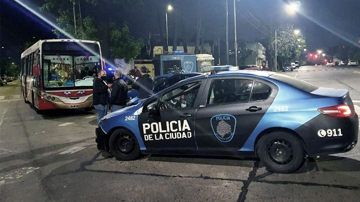 Una policía mató de un tiro a un chico de 15 años que subió a robar a un colectivo en Villa Lugano