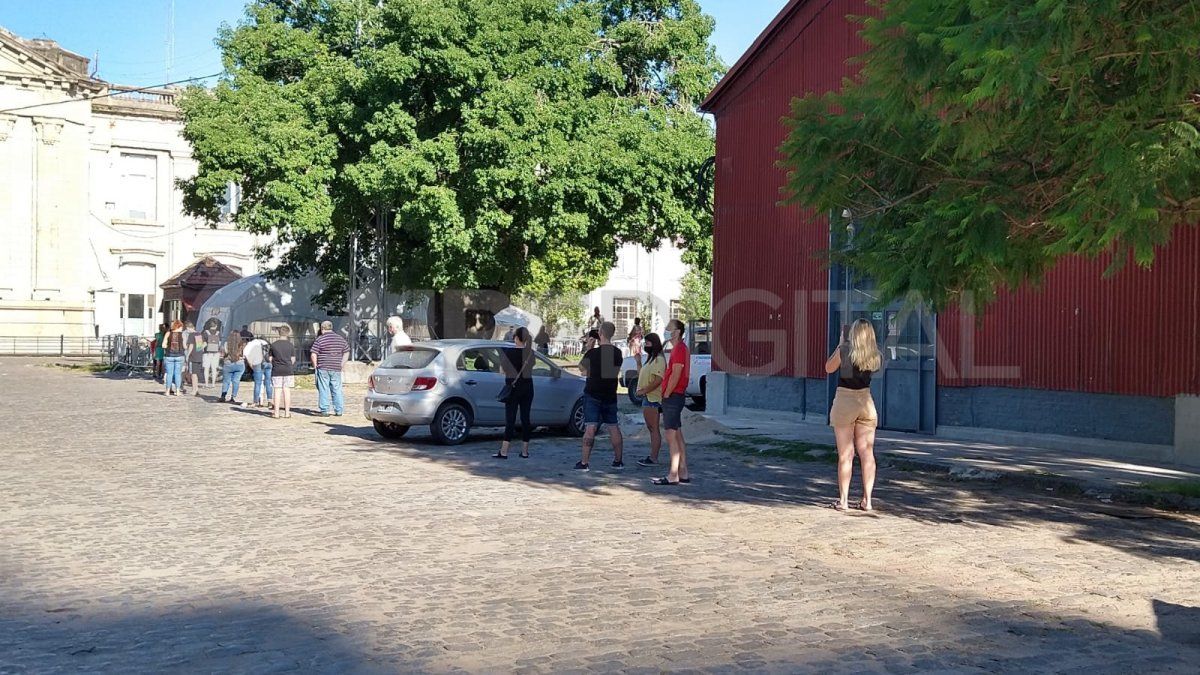 Se registraron largas filas para hisoparse antes de las 10 en la ciudad de Santa Fe