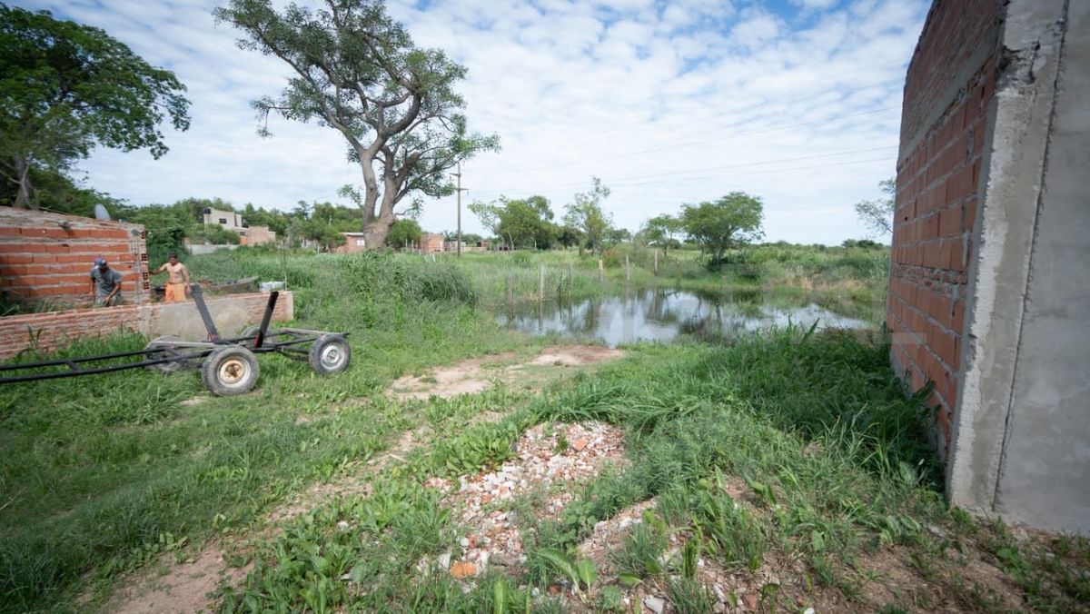 La crecida del río alcanzó a los vecinos de Calchines. La crecida del río alcanzó a los vecinos de Calchines.