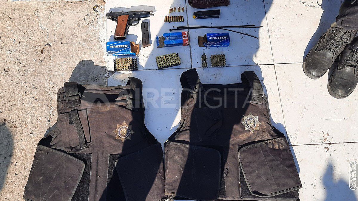Algunos de los elementos secuestrados en los allanamientos: dos chalecos bal&iacute;sticos