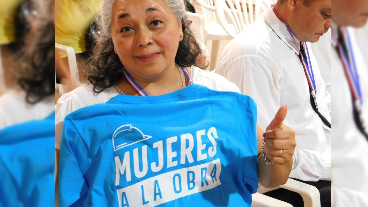 Karina Valenzuela con la remera de Mujeres a la obra. 