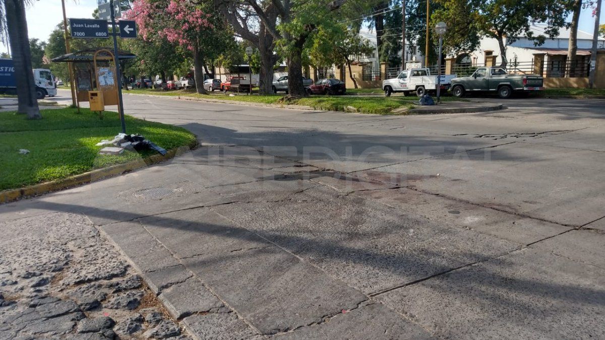 Son visibles las manchas de sangre y los restos humanos en la esquina de avenida Galicia y Lavalle