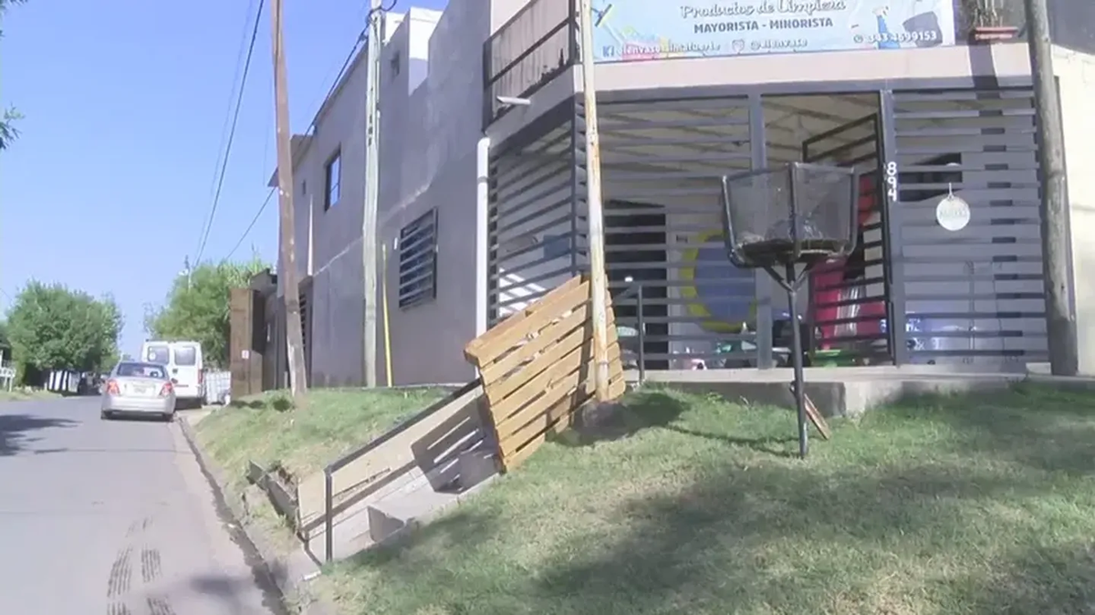 Brisa González tocó una baranda de hierro que estaba muy cerca del poste.