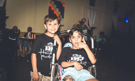 Felipe y Santiago son amigos que se juntan a cantar folclore todas las semanas. Felipe y Santiago son amigos que se juntan a cantar folclore todas las semanas.