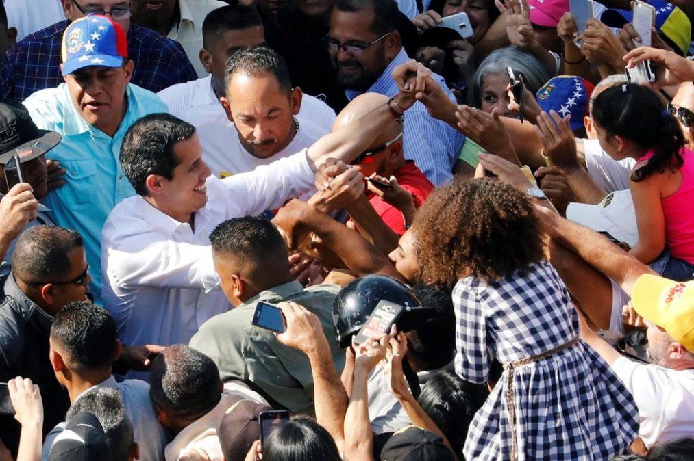 Militantes chavistas atacaron el auto de Juan Guaidó en Caracas