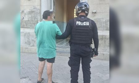 El hombre de 48 años fue aprehendido por la Brigada Motorizada en el pasaje detrás de la Municipalidad, tras amenazar de muerte a su pareja. El hombre de 48 años fue aprehendido por la Brigada Motorizada en el pasaje detrás de la Municipalidad, tras amenazar de muerte a su pareja.