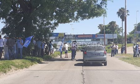 productores protestan en el ingreso al tunel subfluvial por las retenciones productores protestan en el ingreso al tunel subfluvial por las retenciones