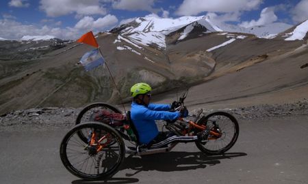 Superó la polio, llegó al Himalaya en una bicicleta adaptada y ahora cuenta su historia en Netflix. Superó la polio, llegó al Himalaya en una bicicleta adaptada y ahora cuenta su historia en Netflix.