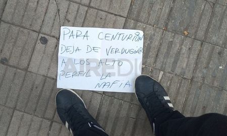El martes balearon por quinta vez en dos años la sede de Asuntos Penitenciarios en Rosario, los delincuentes adjuntaron un mensaje intimidatorio. El martes balearon por quinta vez en dos años la sede de Asuntos Penitenciarios en Rosario, los delincuentes adjuntaron un mensaje intimidatorio.
