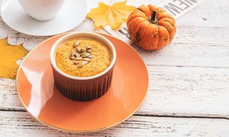 Cocina este budín de calabaza en taza en microondas con esta receta. Cocina este budín de calabaza en taza en microondas con esta receta.
