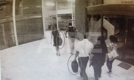 Apenas habían pasado minutos de la confirmación de la muerte de Hugo Oldani, cuando familiares del empresario salían de la escena del crimen portando bolsos, cajas y mochilas, con autorización de una fiscal del MPA. Apenas habían pasado minutos de la confirmación de la muerte de Hugo Oldani, cuando familiares del empresario salían de la escena del crimen portando bolsos, cajas y mochilas, con autorización de una fiscal del MPA.