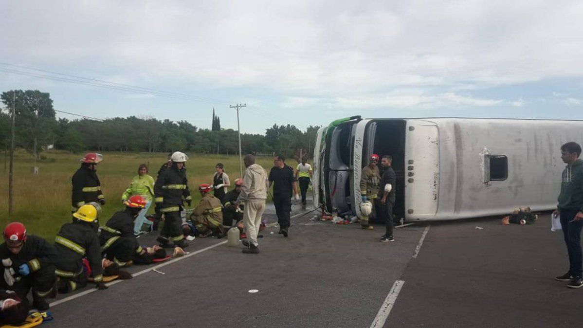 El lugar donde volcó el micro en la ruta 2 con los chicos que viajaban como egresados