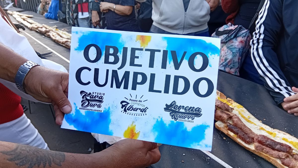 En la ciudad de Santo Tomé se armó el choripán más largo del mundo.