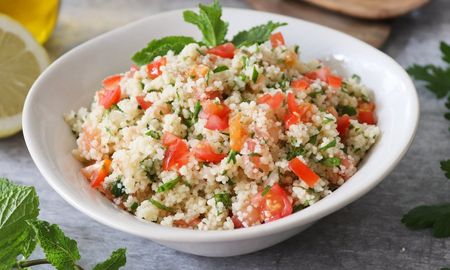 El tabule es una ensalada deliciosa y versátil que es perfecta para cualquier ocasión. El tabule es una ensalada deliciosa y versátil que es perfecta para cualquier ocasión.