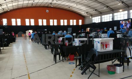 El parte epidemiológico de la jornada destacó que el total de personas vacunadas llegó a las 2.624.008, entre primeras y segundas dosis. Hasta este jueves se registraron 2.890.724 inscriptos. El parte epidemiológico de la jornada destacó que el total de personas vacunadas llegó a las 2.624.008, entre primeras y segundas dosis. Hasta este jueves se registraron 2.890.724 inscriptos.