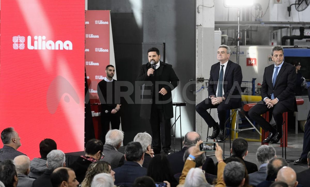 Sergio Massa y Agustín Rossi en la empresa Liliana. Sergio Massa y Agustín Rossi en la empresa Liliana.