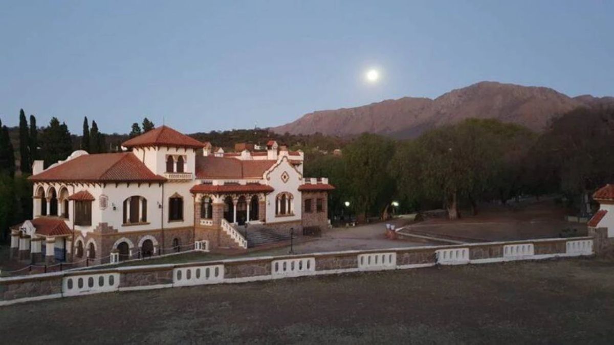 La ubicación de la propiedad en lo alto de una colina permite observar la cumbre del Cerro Uritorco, vinculando la arquitectura europea con el epicentro espiritual de Punilla. La ubicación de la propiedad en lo alto de una colina permite observar la cumbre del Cerro Uritorco, vinculando la arquitectura europea con el epicentro espiritual de Punilla.