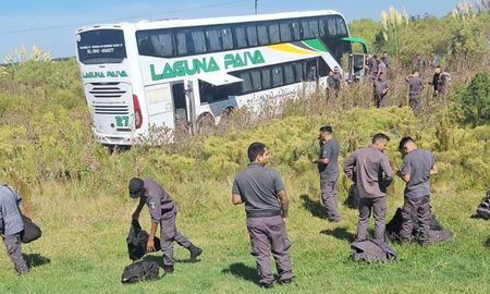 El chofer de colectivos que murió en el accidente trasladaba a un grupo de agentes del Servicio Penitenciario. El chofer de colectivos que murió en el accidente trasladaba a un grupo de agentes del Servicio Penitenciario.